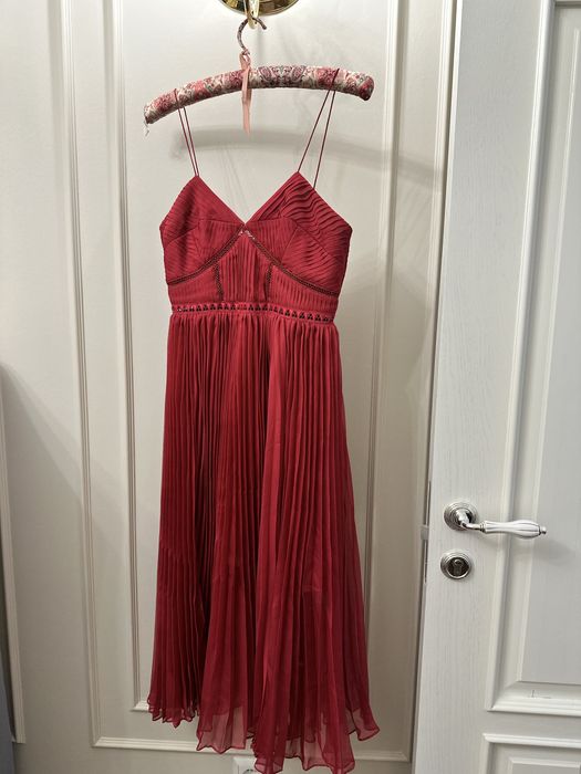 Ярко розовое платье в длине миди