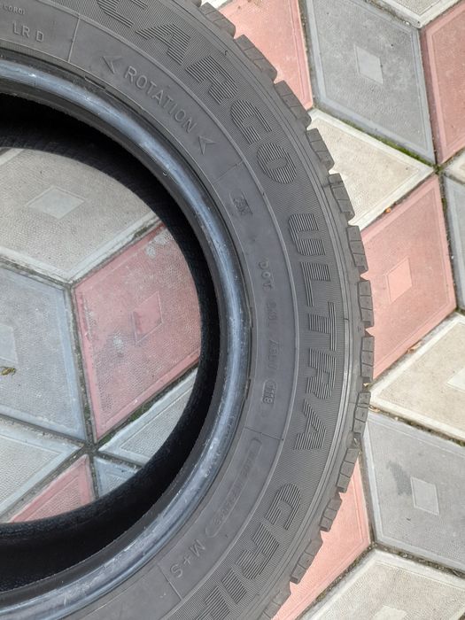 Vând 4 anvelope de iarna 215 65 r16c GOODYEAR  foarte bune
