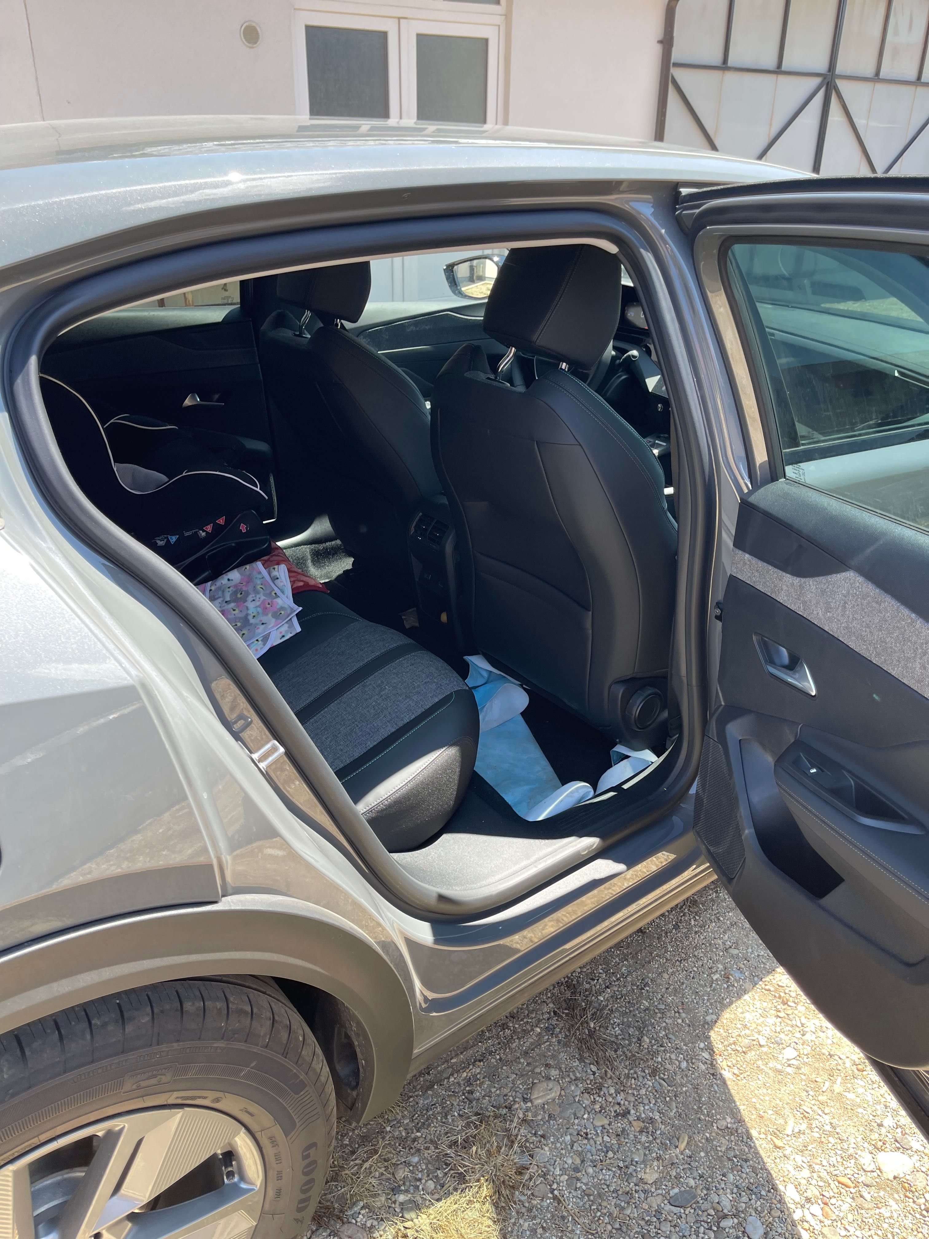 Vând Peugeout 408