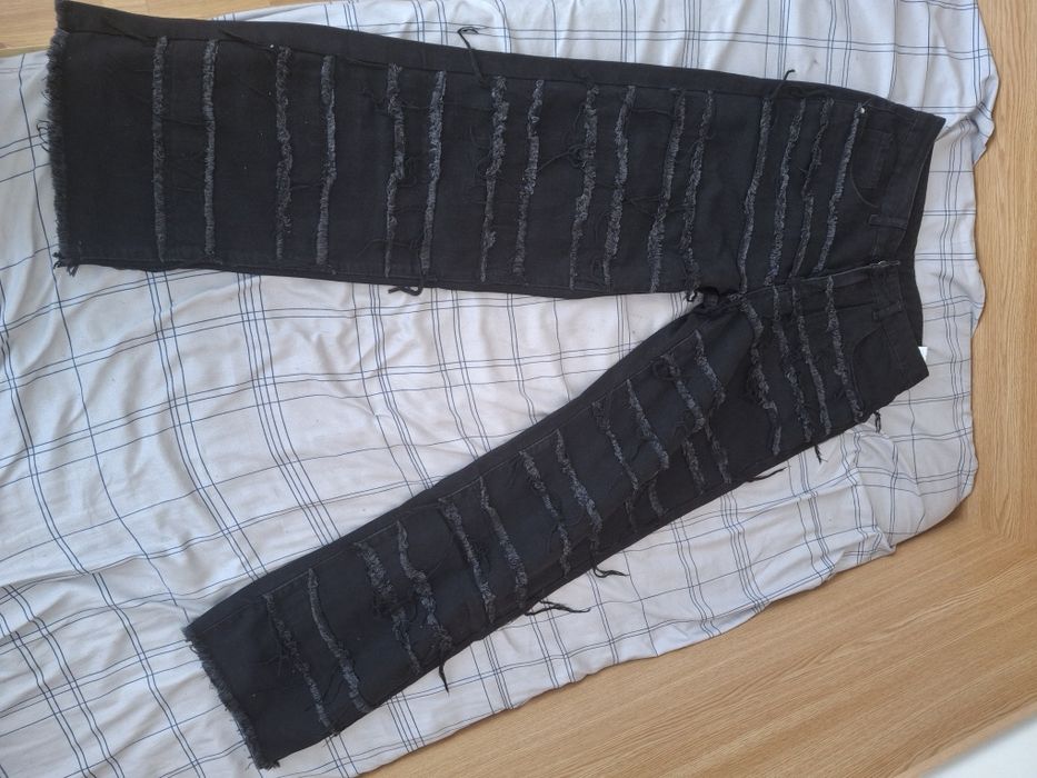 Vând blugi negri noi