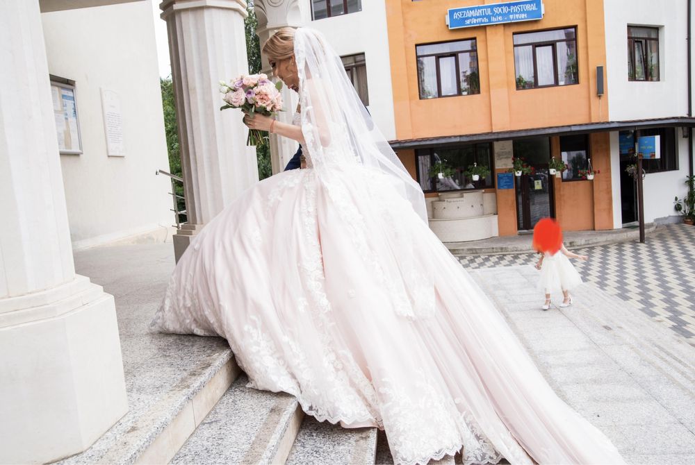 Vand Rochie mireasa tip printesa culoare roz pal