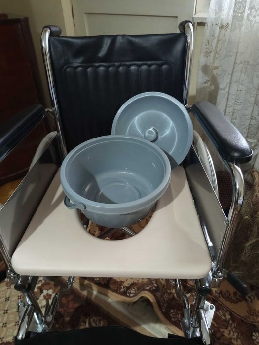 Scaun cu rotile si vas de toaleta