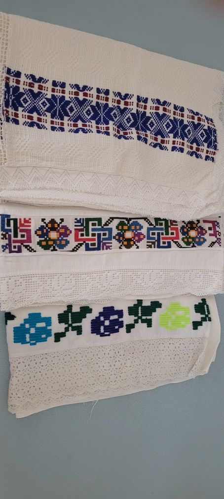 Cearceafuri și o fata de masa tradiționale
