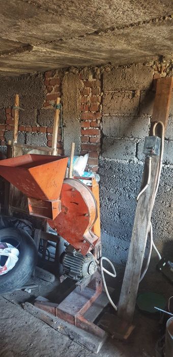 Електрическа зърнодробилка / фуражомелка