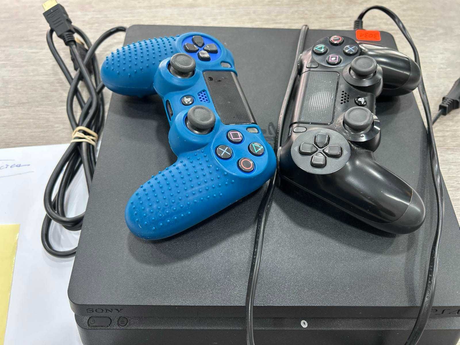Продавам PlayStation 4 с два джойстика