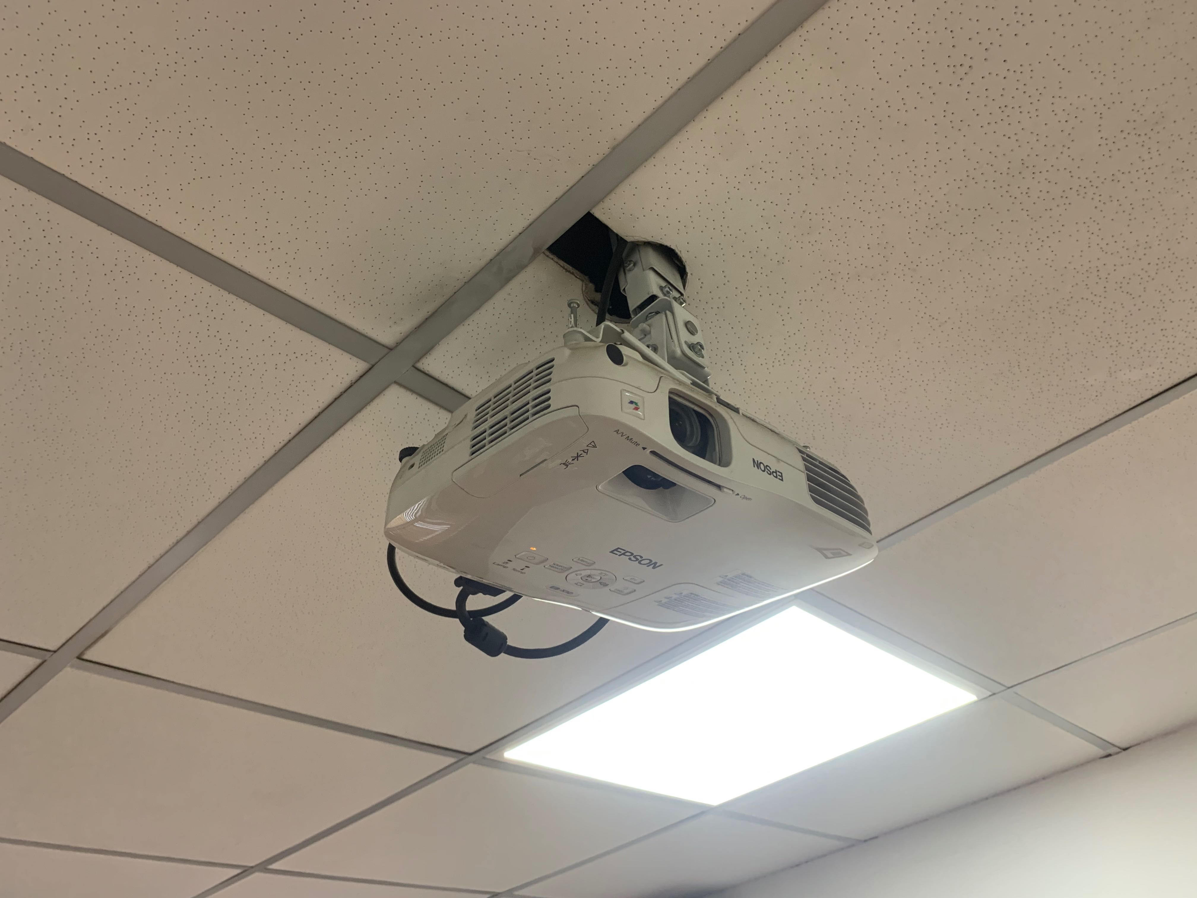 Продам офисный проектор Epson EBX10