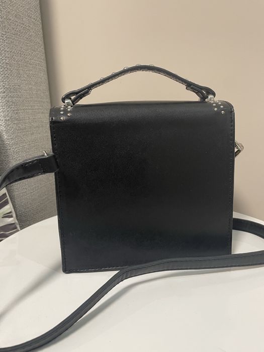 Черна малка чанта през рамо Bershka