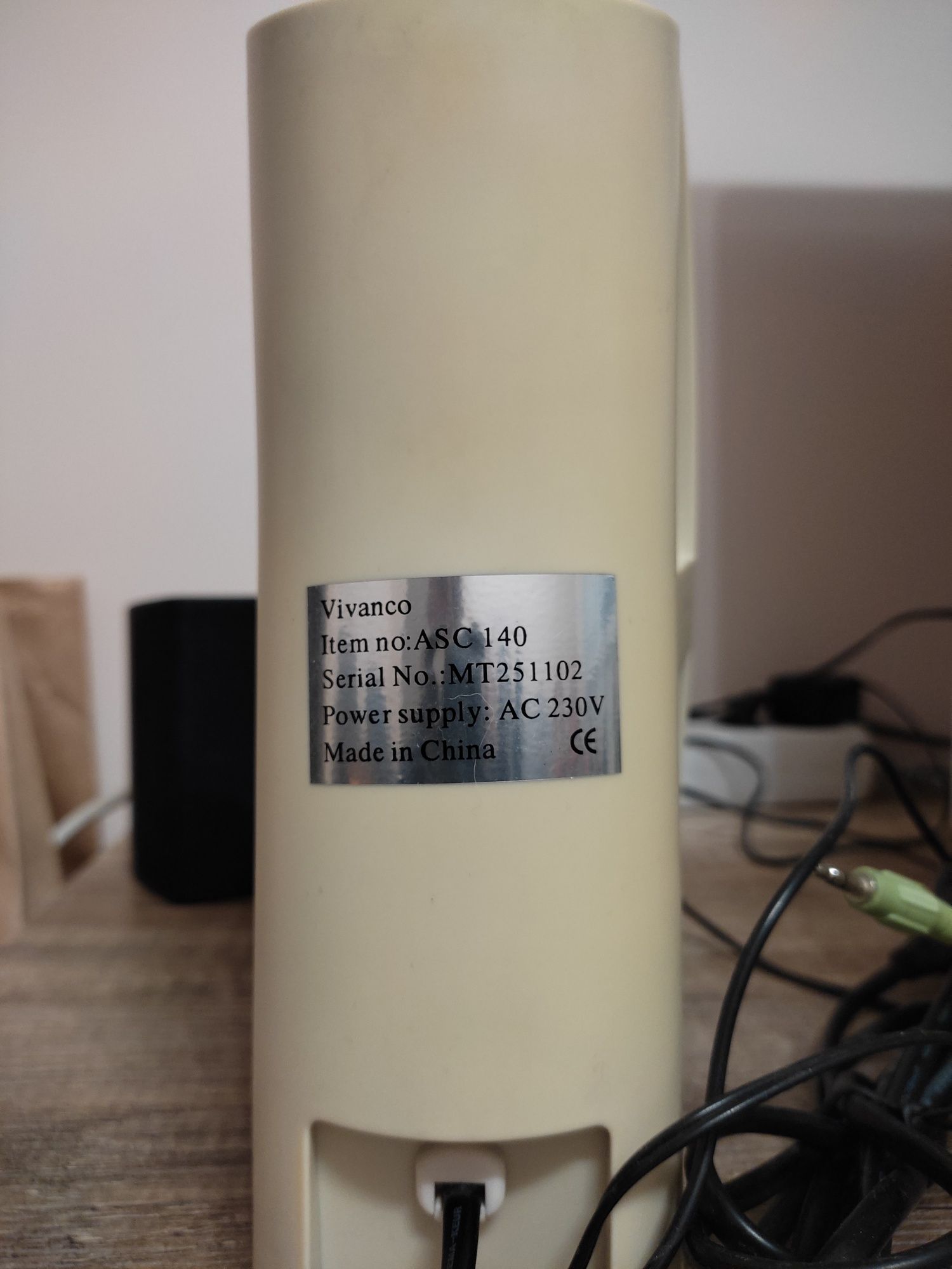 Продавам ученическо бюро и тонколонки Vivanco 140