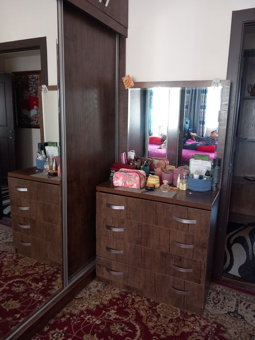 Спальный гарнитур.кровать ,две тумбы и трюио.