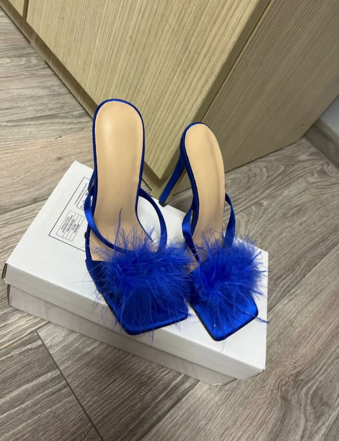 Sandale albastre cu puf
