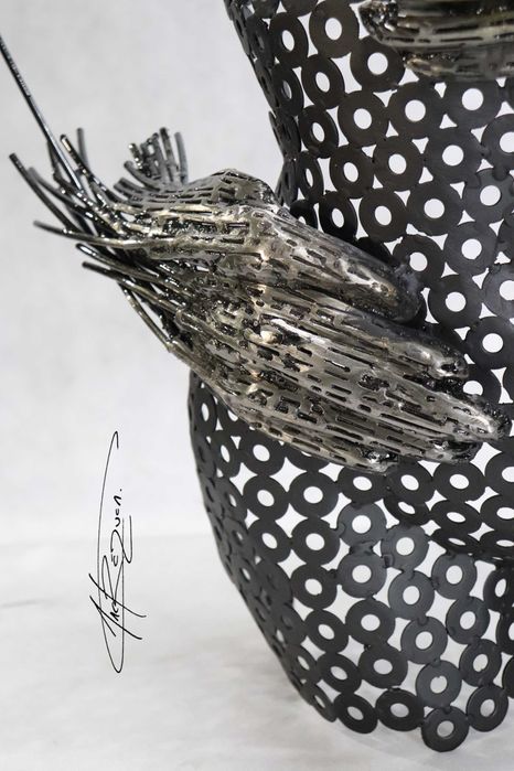 Sculptura bust cu maini si inima- saibe si fir de otel sudat.