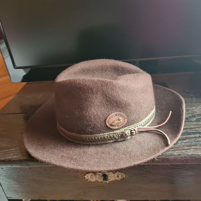 Vand frumoasă pălărie din pasla