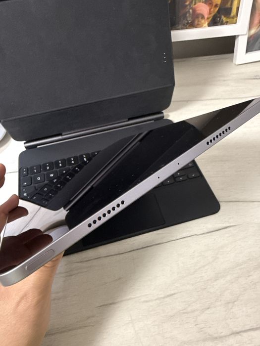 Ipad Pro 11 4th gen M2 128Gb wi-fi + husa cu tastatura cadou