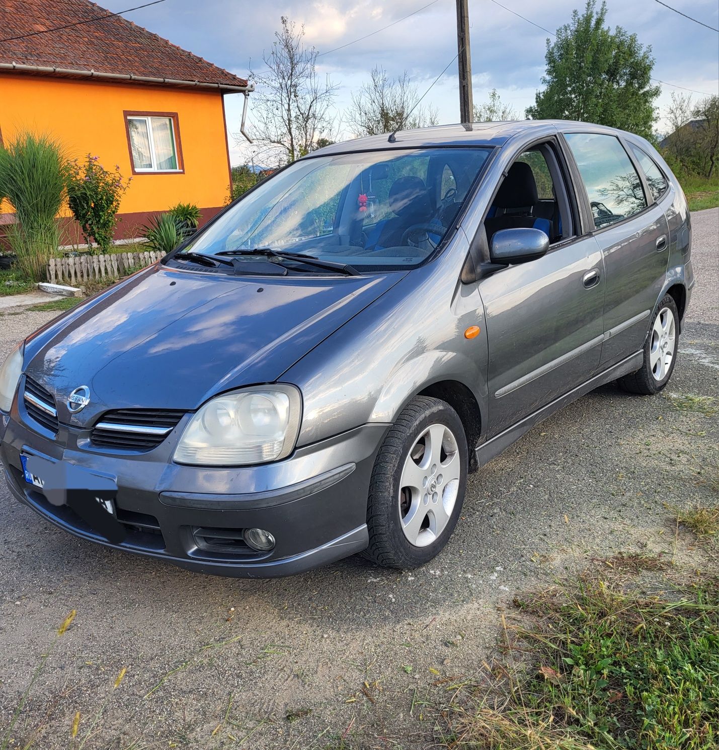 Nissan Almera Tino