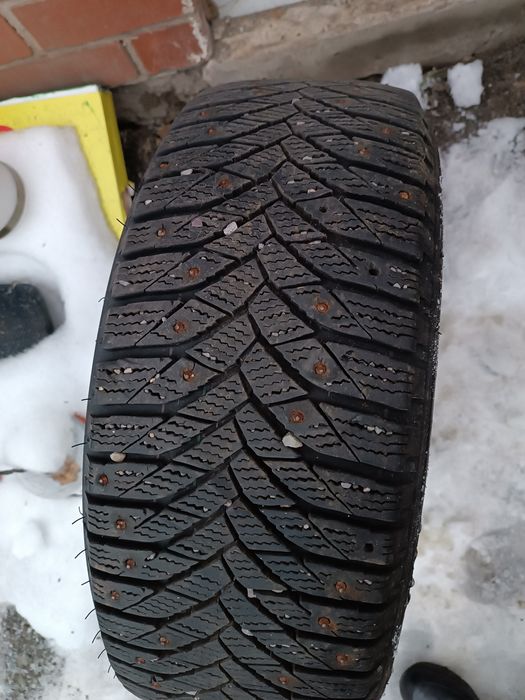 Продам 1 шипованную резину 215/55/17