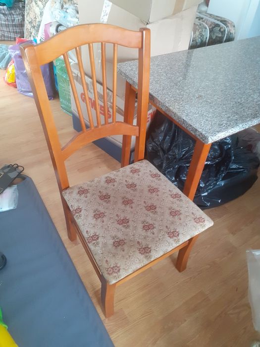 Vând Masă cu 4 scaune, impecabile
