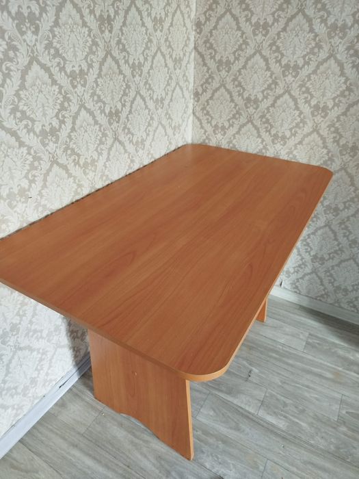 Продам стол обеденный