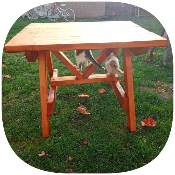 Маса, ръчно производство. Състояние ново. Материал - чам.