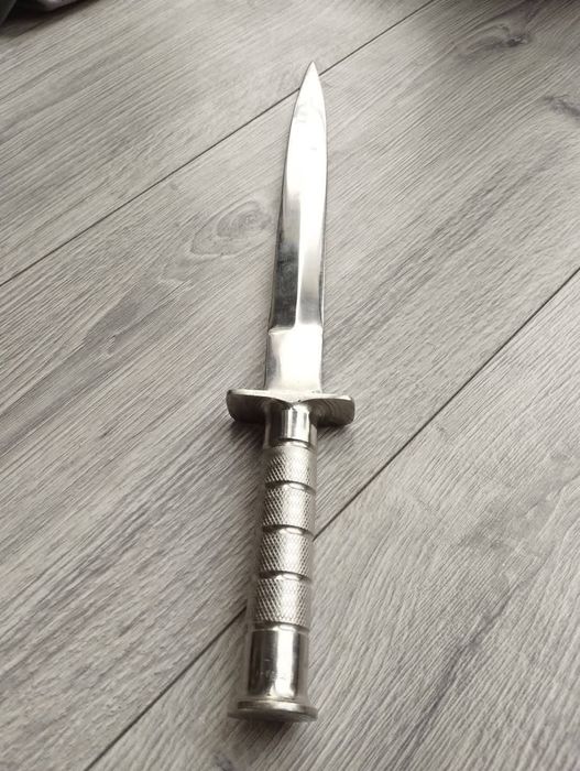 Pumnal Masiv Model Deosebit pentru pasionați