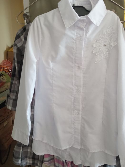 Продам школьные девочковые блузки,  водолазки на 6-14 лет и другие