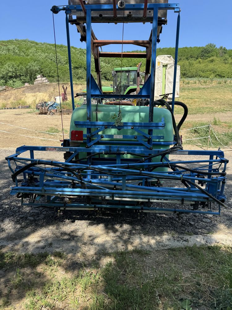 Instalatie pompa erbicidat 800l met erbicidat Berthond