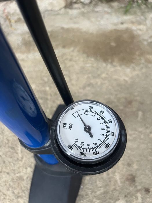 Pompa de bicicleta si rotii