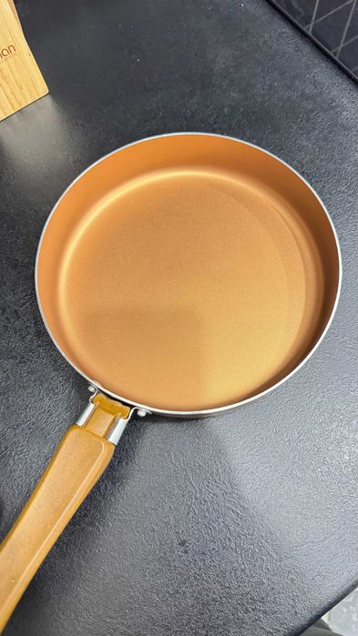 Сковородка новая 25 см