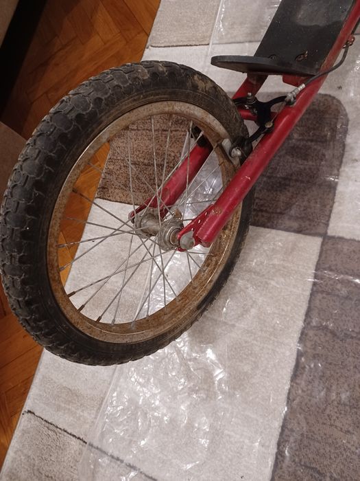 Trotineta ieftină cu roți mari