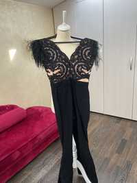 Salopeta neagra cu pantalon evazat si pene