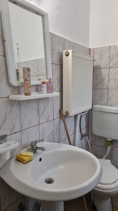 Inchiriez garsoniera separata la casa