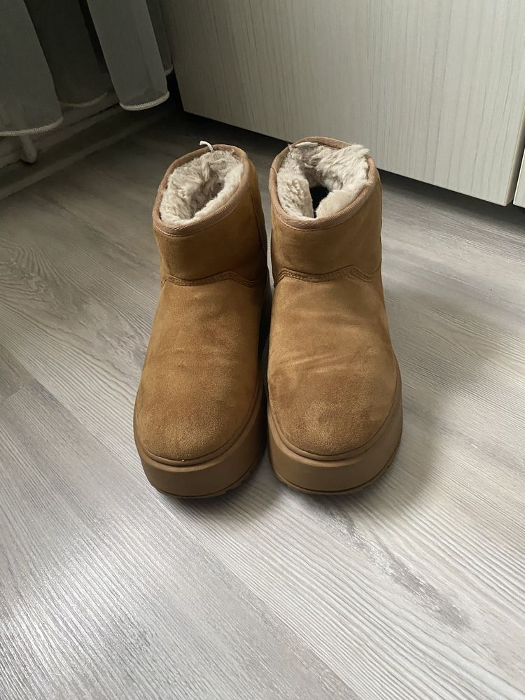 Vand  ghete ugg pentru dama