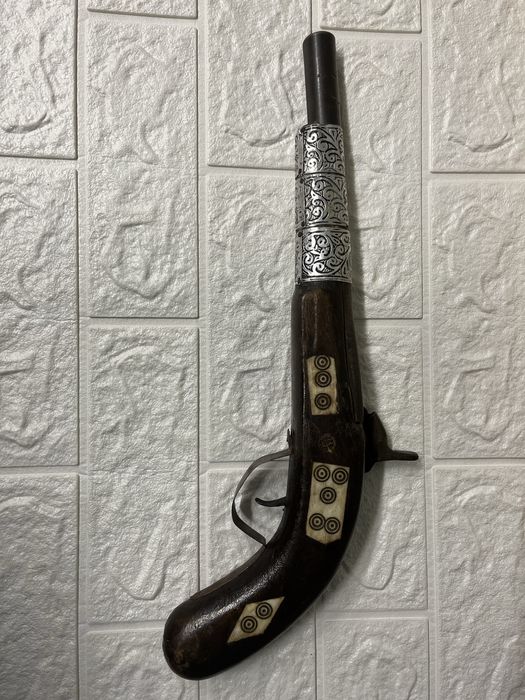 Стар пистолет с вградени орнаменти