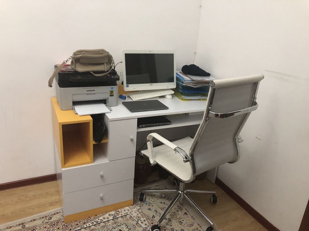 Компьютер стол и кресло и принтерімен