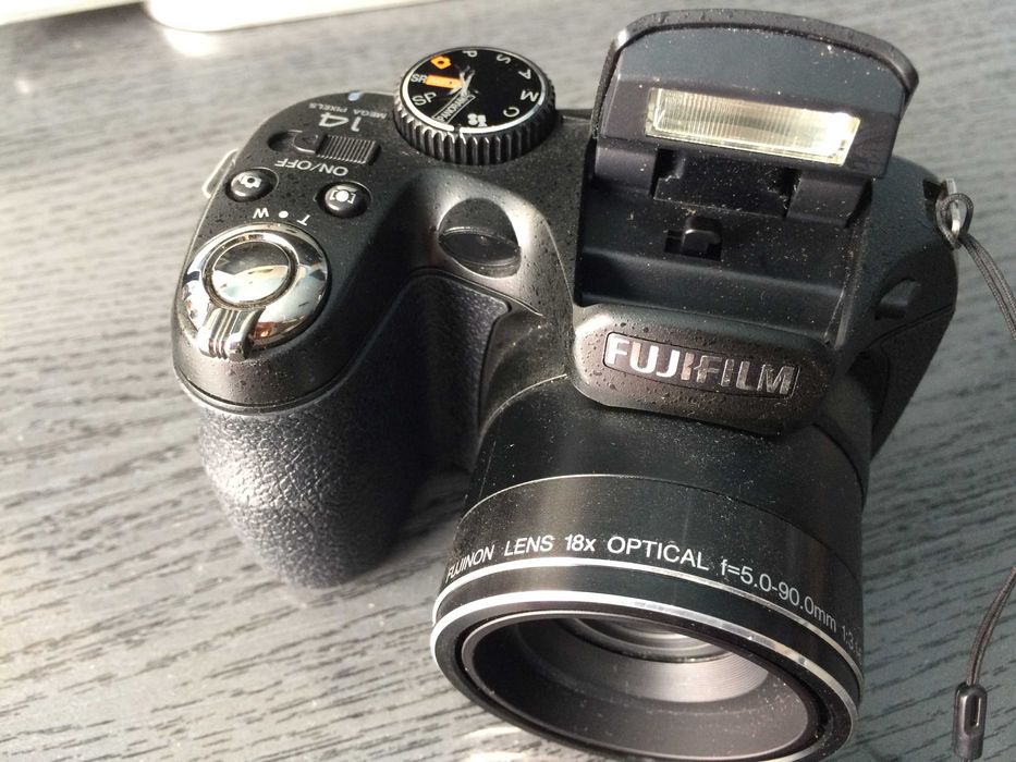 Fujitsu FinePix S2950 defect.Cititi tot anuntul.