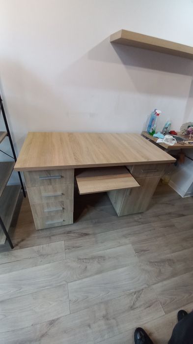 Birou masiv în stare bună