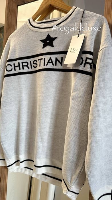 Bluza pulover dama Dior 
Mărime standard /gri deschis 
 4 bucăți