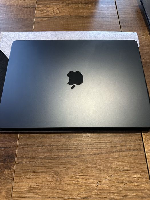 MacBook Air 13" (2024, M3, 16GB, 512GB SSD) + ПОДАРЪК ЧАНТА ЗА ЛАПТОП