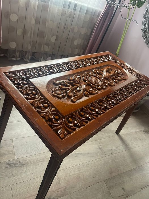 Măsuță sculptata la Scoala populara de arta