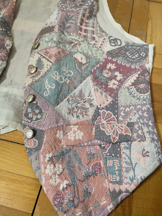 Vesta brodata noua model inedit, cu mătăsică