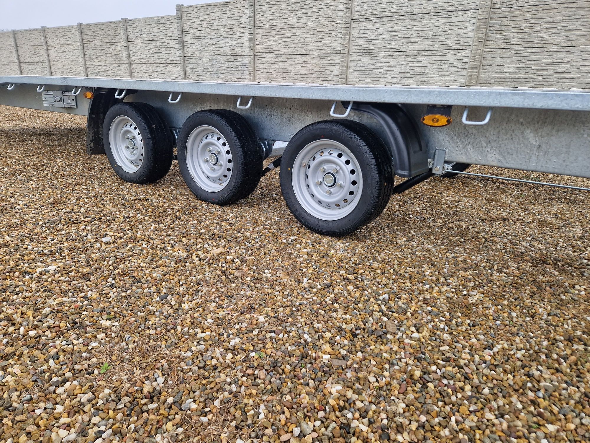 Trailer 8,5 metri , platforma 8,5 metri  3 axe de 3500 kg,noua!