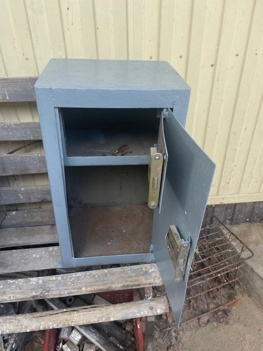 Продам Сейф заводской