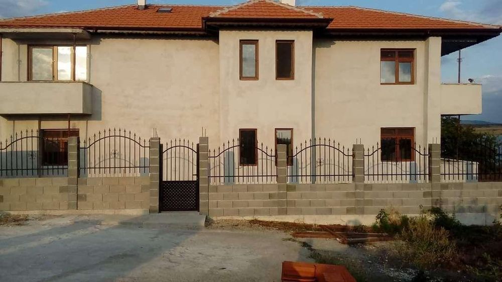 Двуетажна Къща в ж.к Меден Рудник