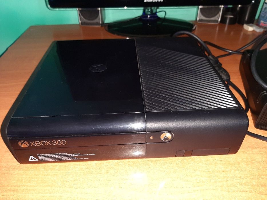 Consola Xbox 360 modata DVD, 2 controllere wirelles si multe jocuri