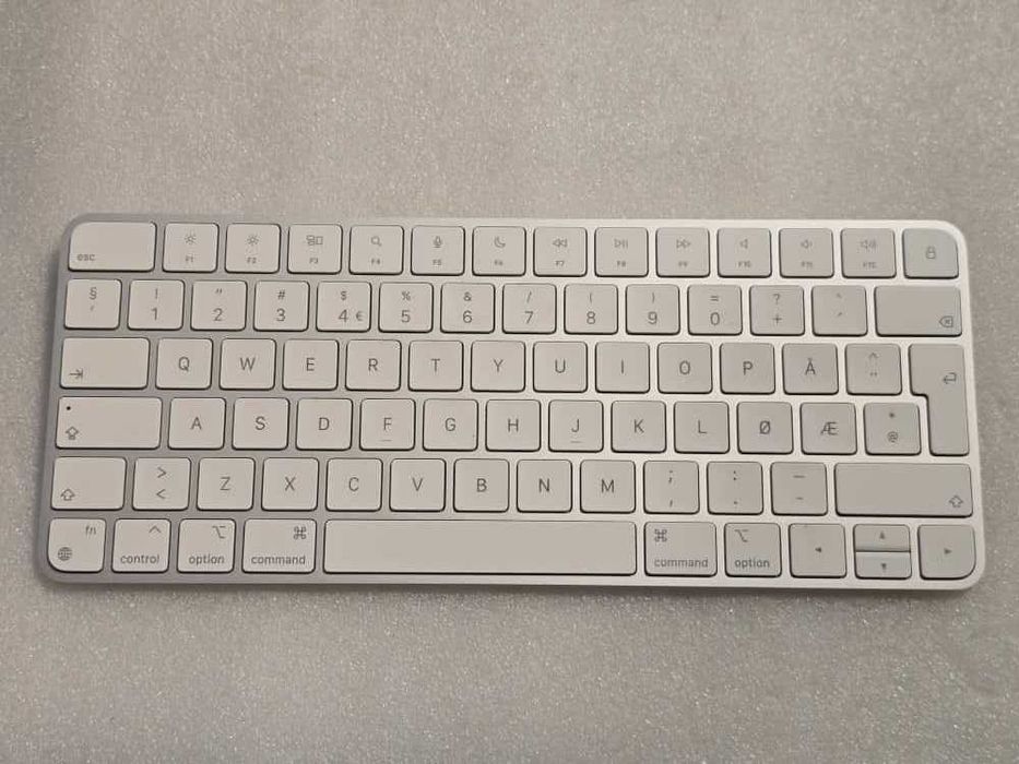 Tastatura Apple Magic Keyboard (2024), Bluetooth, Lightning port