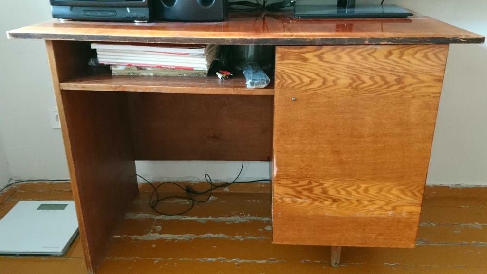 Письменный стол деревянный полированный