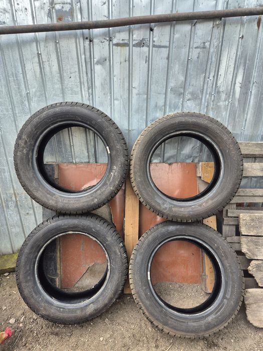 Vând Set de 5 anvelope de iarna 195/60 R15 preț 500 lei negociabil