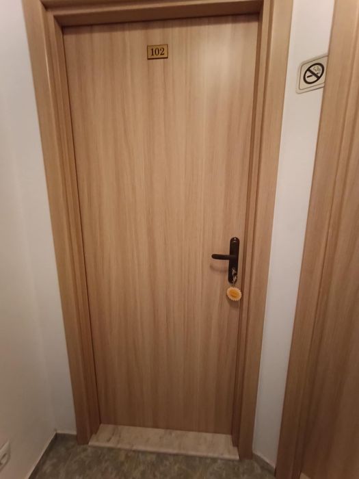 Врати с каси, брави, дръжки, патрони от чам, ламинат и МДФ