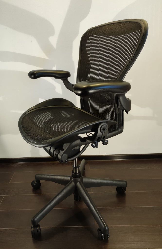 Herman Miller Aeron mărimea B.