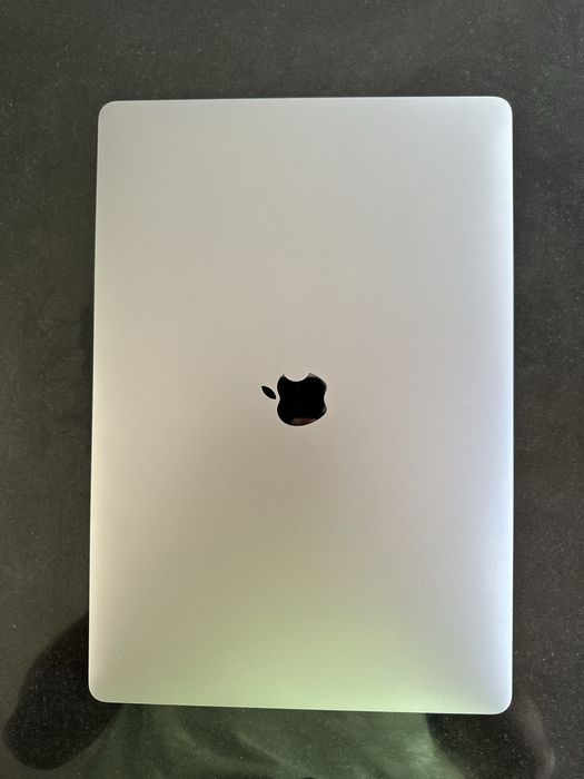 MacBook Pro 16” 2020 – i9, 16GB RAM, 1TB SSD – Display spart