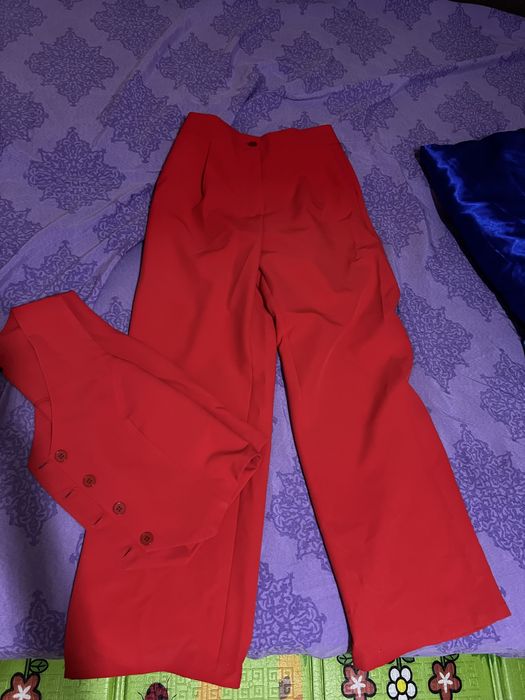 Жакет и брюки красного цвета